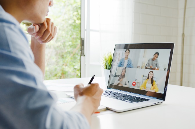 Un homme qui participe à une vidéoconference avec son laptop