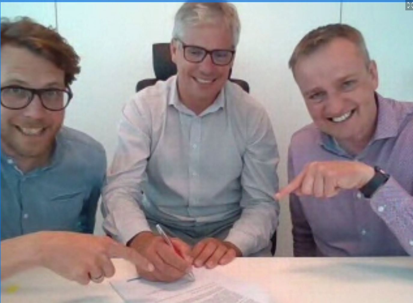 Dirk Haex ondertekent samenwerkingsovereenkomst voor BNIX vergezeld van Stefan Gulinck en Frédéric Libotte