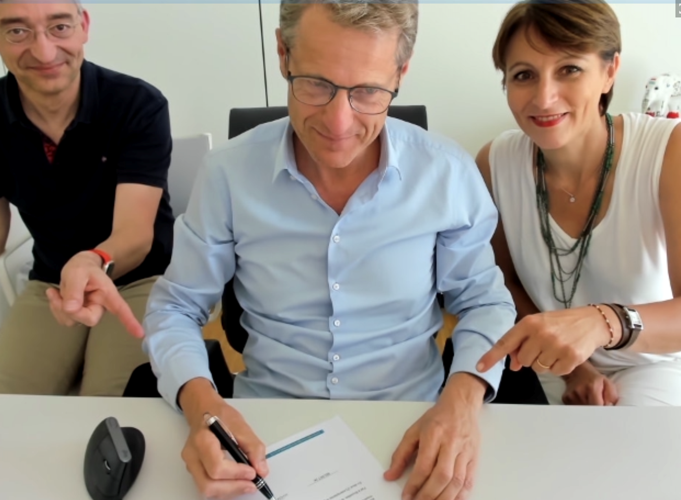 Claude Demuth ondertekent samenwerkingsovereenkomst voor LU-CIX vergezeld van Michel Lanners en Frédérique Ulrich